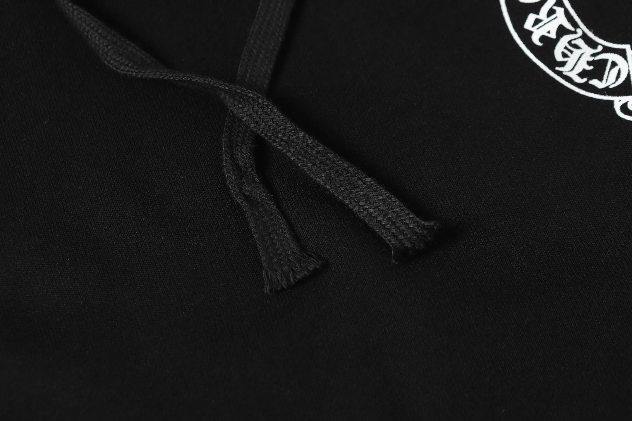 P240 Cross-border model, please do not place an order if you are pursuing quality - Chrome Hearts/Chrome Hearts Lips👄 Horseshoe Sanskrit printed hooded sweatshirt - High weight, high density, high quality, soft, delicate and skin-friendly wool, soft and silky to the touch, excellent warmth and skin-friendly properties - Custom-woven and dyed, no color difference, no matter the fabric or workmanship details, beat the ordinary version on the market - Hardware zipper accessories are all customized, full of details -Colour: black white -Size: S M L XL
